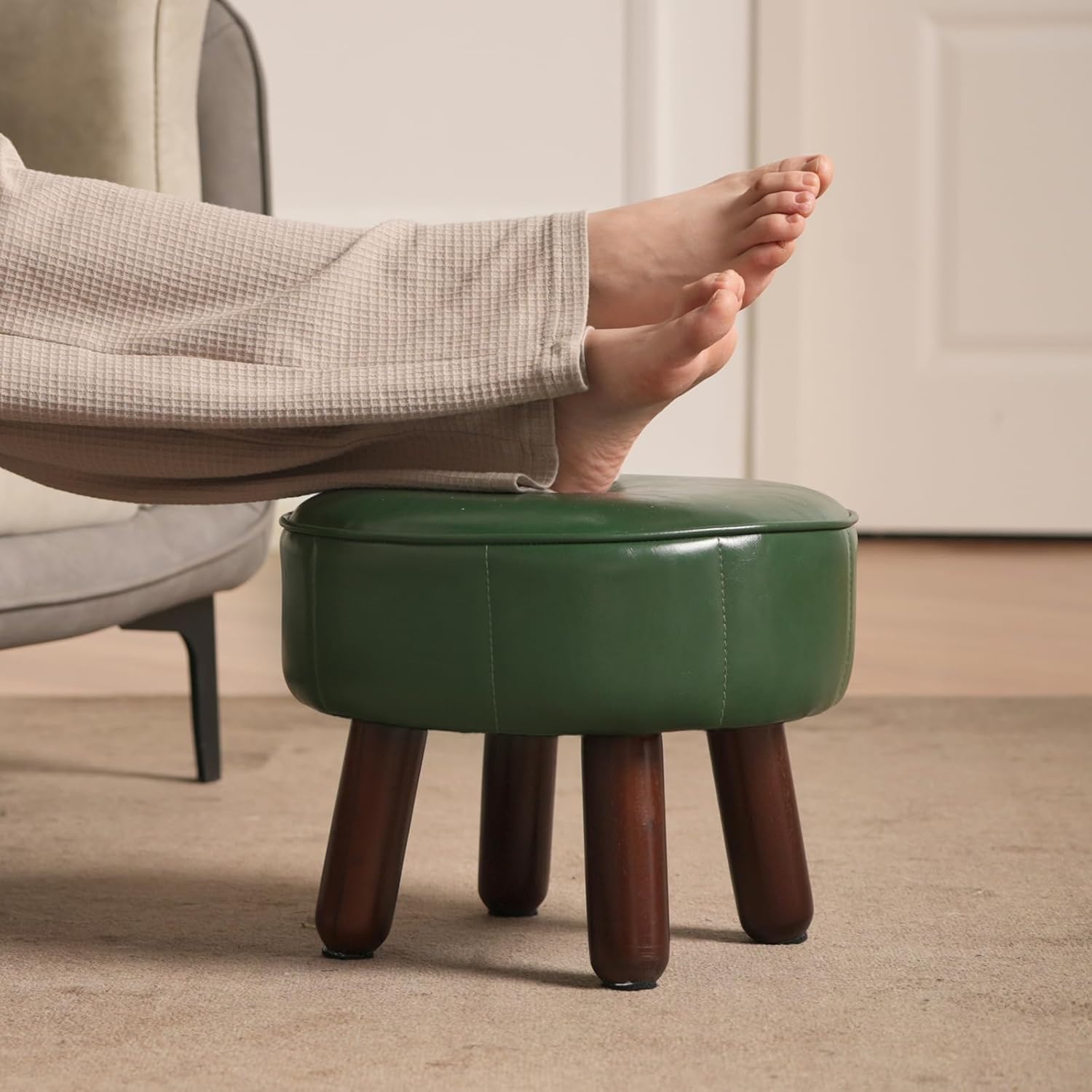 oakvivo 13in Small Foot Stool Ottoman, Round Faux Leather Foot Rest for Couch, Under Desk Pouf Footstool Footrest with Non-Skid Rubber Legs for Ling Room, Bedroom, 13''L x 13''W x 10.2''H, Green